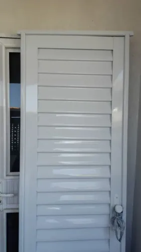 Porta de Alumínio Branca Veneziana 2,10x0,64 - Excelente Estado