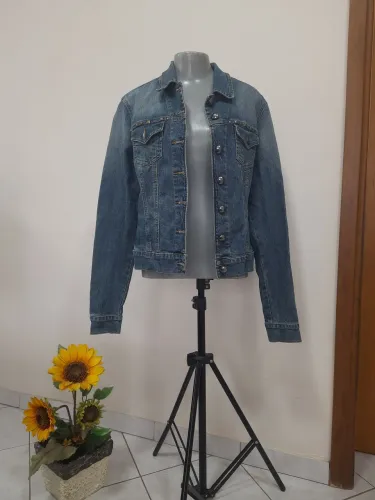 Jaqueta jeans azul estampa nas costas tam.42