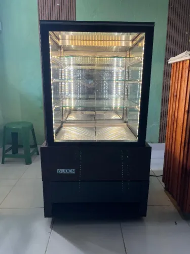 Vitrine slim espelhada e com led deixando os seu produtos mais atrativos