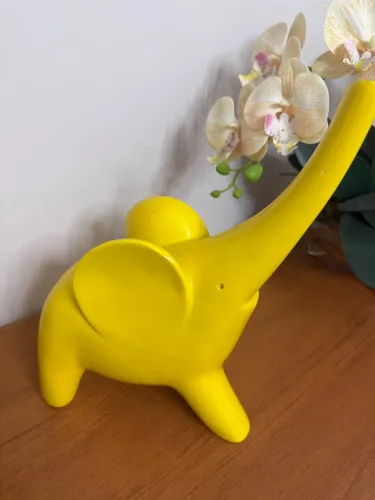 Elefantes em porcelana