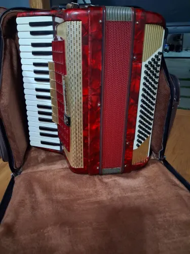 Vende Acordeon Scandalli 80 baixos   Vermelha favo de mel