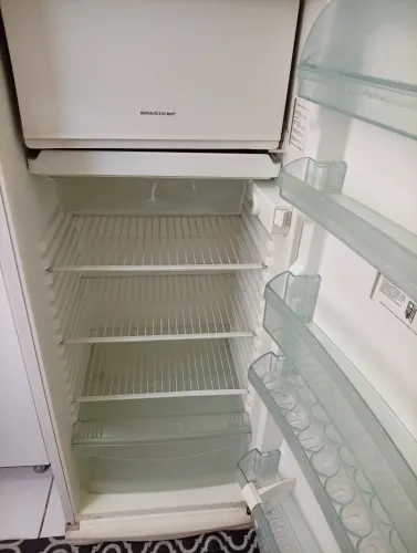 Vendo geladeira Brastemp,com marcas de uso,funcionando perfeitamente,nunca foi na manutenc