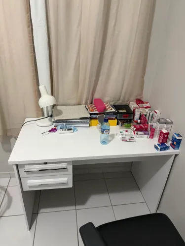 Mesa com gavetas