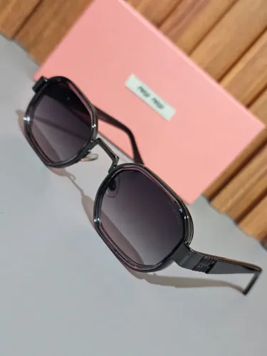 Óculos de sol feminino Miu-Miu 