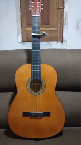 Vendo violão Madri obs: com capa é carpo