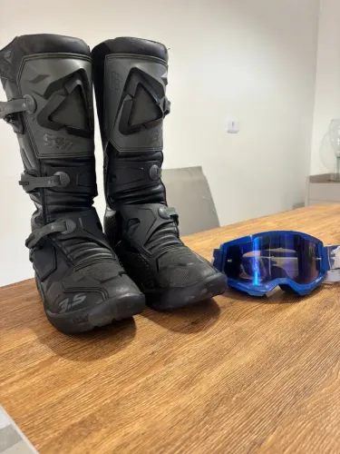 Bota Leatt 3.5 e óculos 100% azul