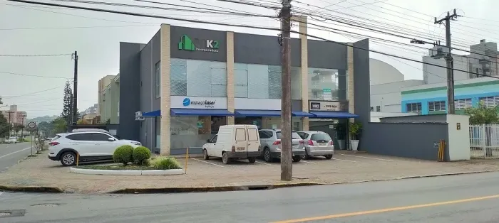 Sala locação 36m2, amplo estacionamento, averbada, piso madeira, split, lavabo e copa