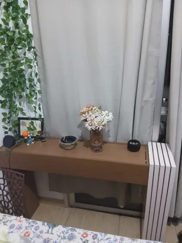 Mesa sem cadeiras e aparador