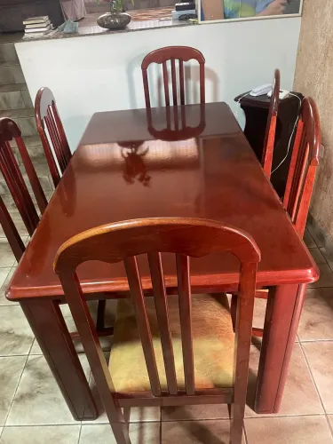 Mesa de Jantar de Madeira Maciça com 6 Cadeiras - Excelente Estado