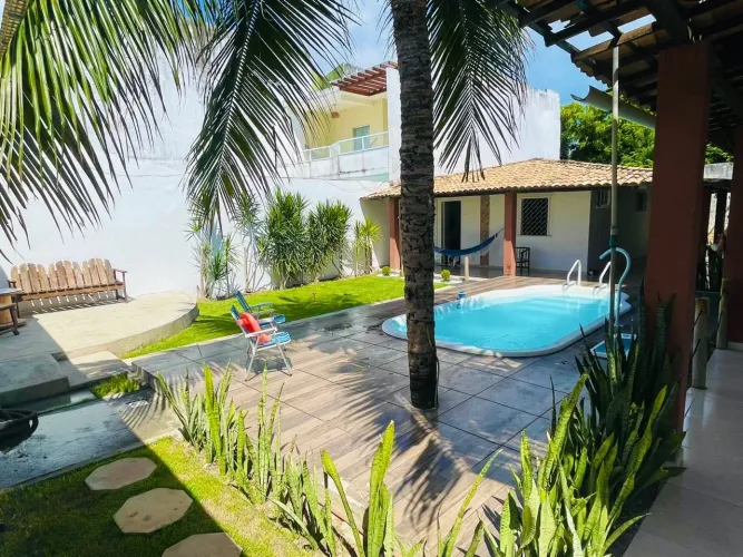 Alugo casa aconchegante com ampla área externa de lazer.
