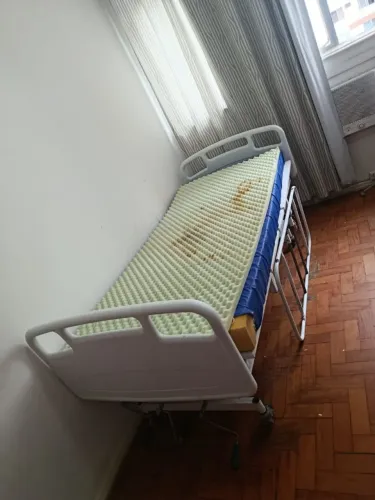 Cama hospitalar com colchão casca de ovo usado
