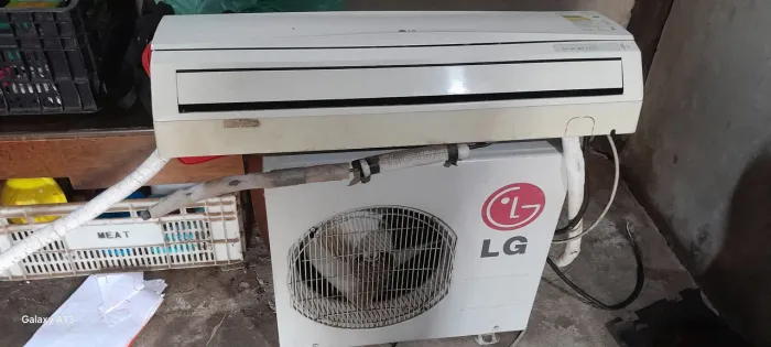 Vende-se  ar condicionado  9mil btus  quente e frio  funcionando  perfeitamente. 