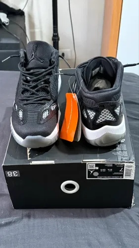 AIR JORDAN 11 RETRO LOW IE ?CRAFT BLACK WHITE? - ORIGINAL - NOVO