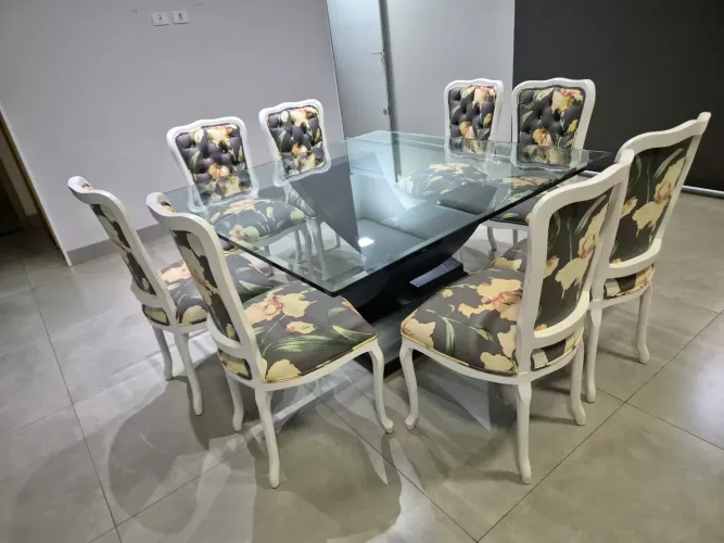 Linda mesa de jantar com 8 cadeiras