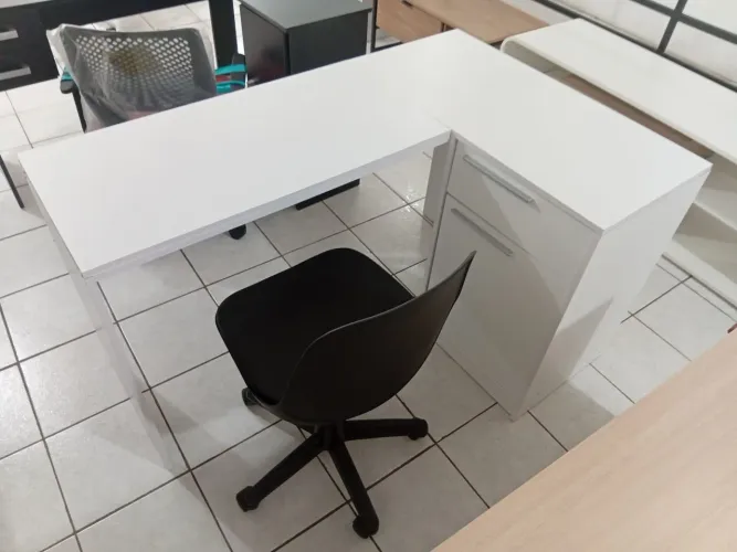 Mesa em L e cadeira giratória