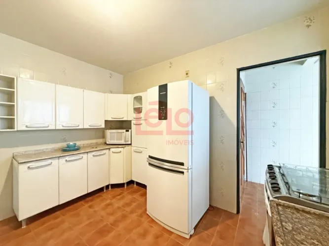 Apartamento mobiliado para alugar na Zona 07 em Maringá, com 3 quartos, suíte, sacada e 11