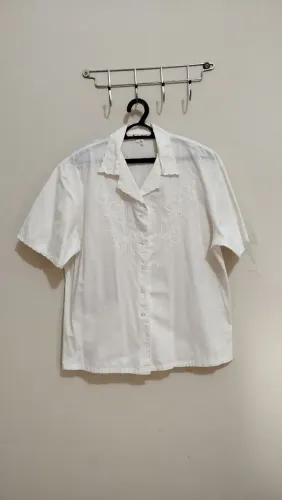 Camiseta branca feminina de botões com bordado a mão importada i maestri del ricamo