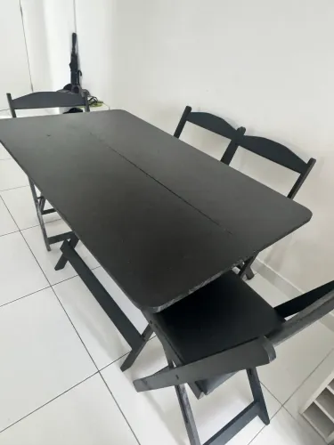Mesa Preta Desmontável (1,20m) e 4 Cadeiras Desmontáveis Pretas
