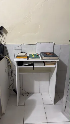 Armário e escrivaninha