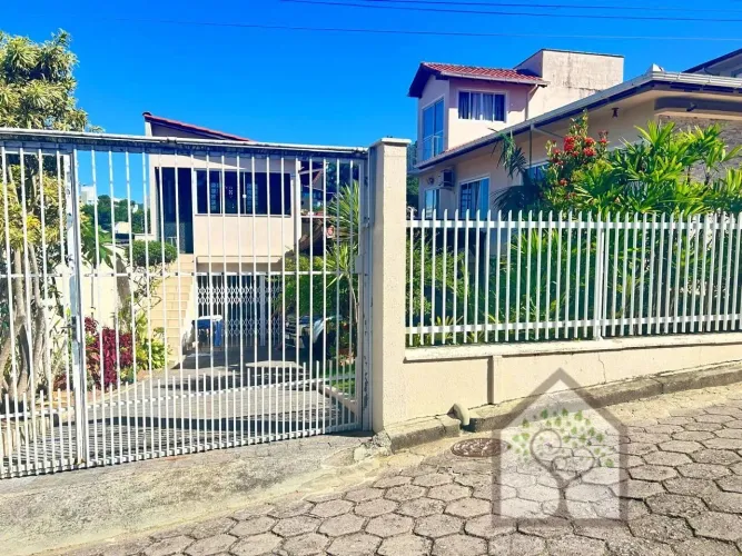 Casa Ampla com 4 Dormitórios e Terraço Gourmet na Trindade
