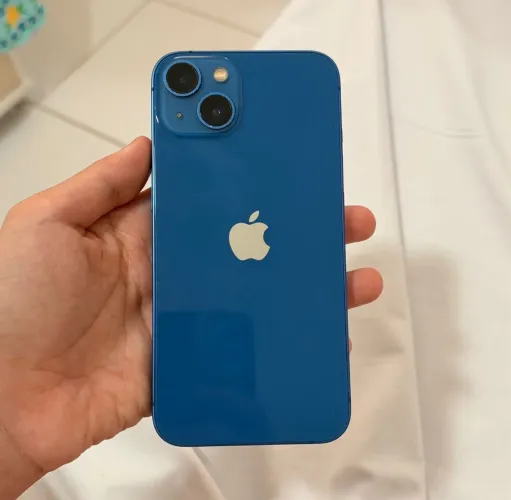 iPhone 13 com 256 Gb, azul.