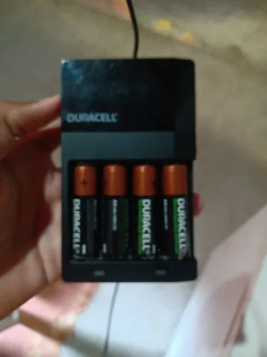 Carregador com 4 pilhas Duracell