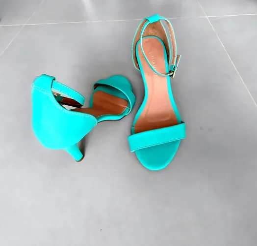 Sandália verde/turquesa, salto fino: NOVA.