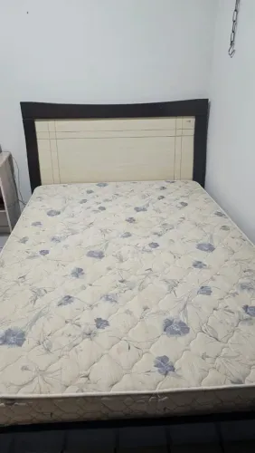 Cama de casal em madeira com colchão