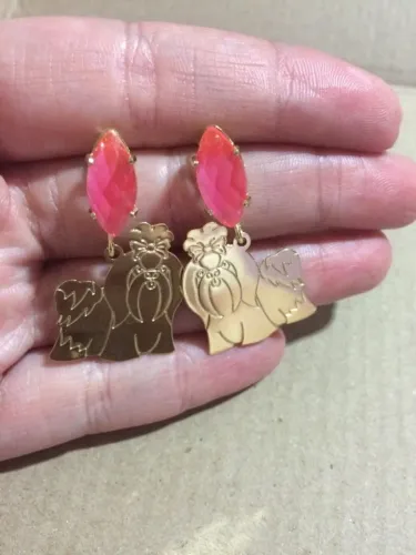 Brinco pedra rosa com pingente raça de cachorro.