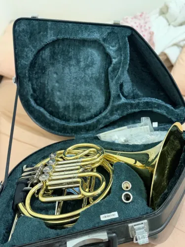 Trompa Yamaha YHR567 F/BB (Fá/Sí Bemol) Dourado
