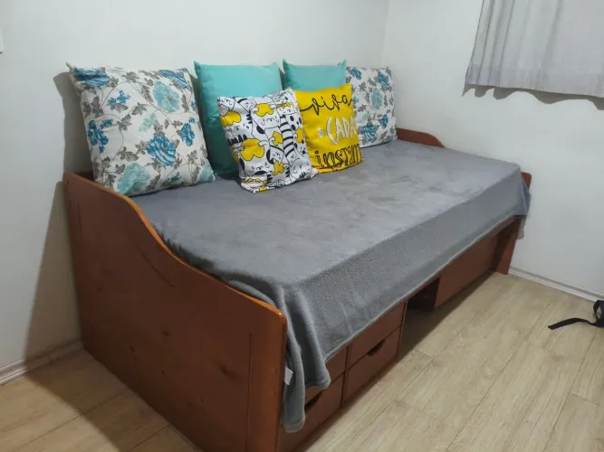 Cama cômoda de madeira
