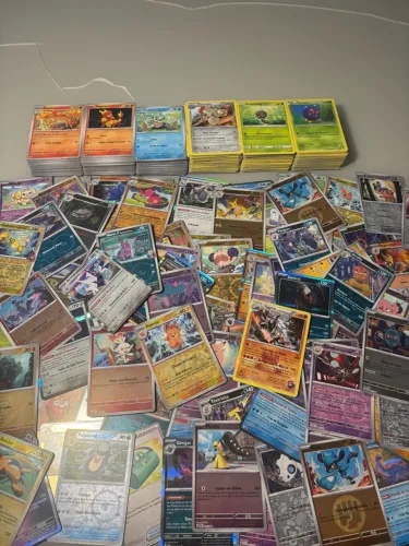 700 CARTAS POKÉMON, 300 BORDAS AMARELAS + 100 BRILHANTES