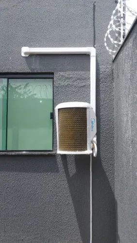 Técnico em refrigeração industrial e residencial.