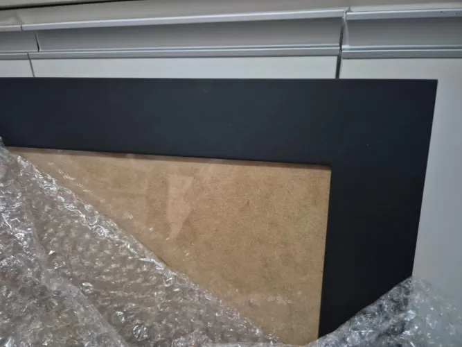 MOLDURA EM MDF LAMINADO COM VIDRO INCOLOR 2MM