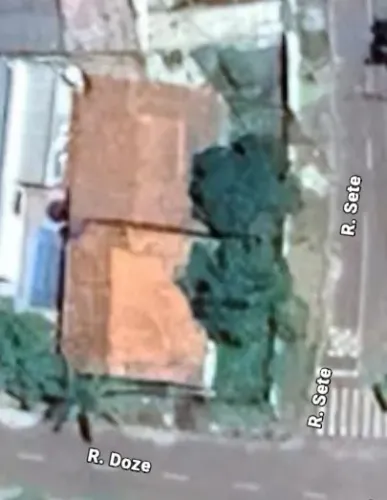 Lote de Esquina com 2 Casas