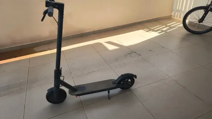 Patinete elétrico em perfeito estado, dobrável, velocidade máxima 30 km/h