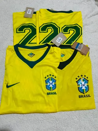 Blusa do Brasil com o número 22 e sem o número.