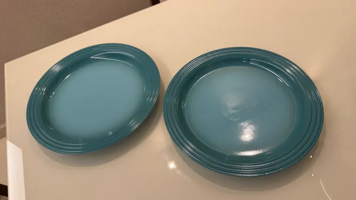 2 pratos Le Creuset cor Caribe  27 cm