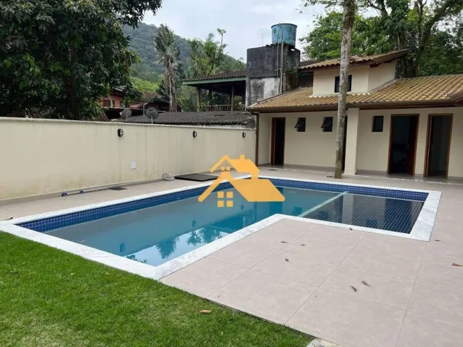 Casa nova e mobiliada em condomínio em Boiçucanga, 3 suítes, varanda gourmet e lazer compl