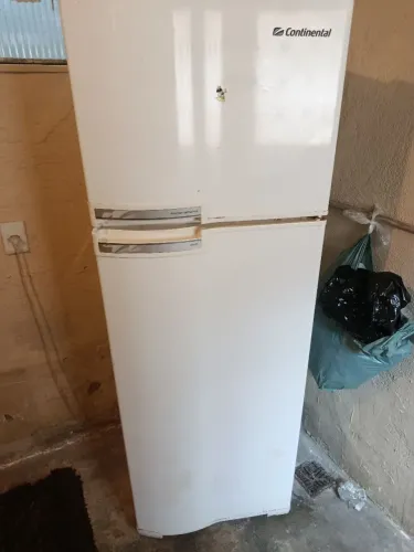 Vendo geladeira gelando muito nunca deu problema nunca mexida