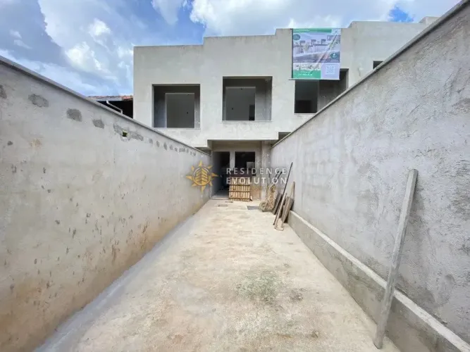 Casa com 2 Quartos e 3 banheiros à Venda