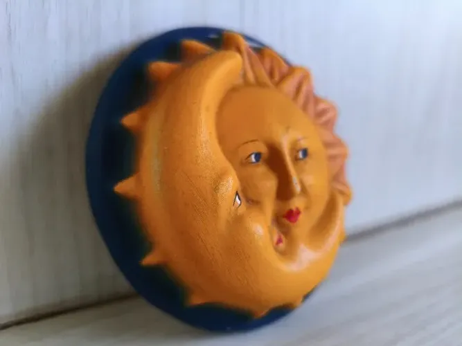 Mandala em Cerâmica de Eclipse Solar linda Lua e Sol pintada á mão.
