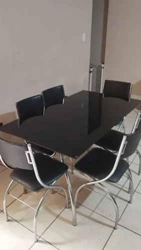 Mesa de vidro com seis cadeiras