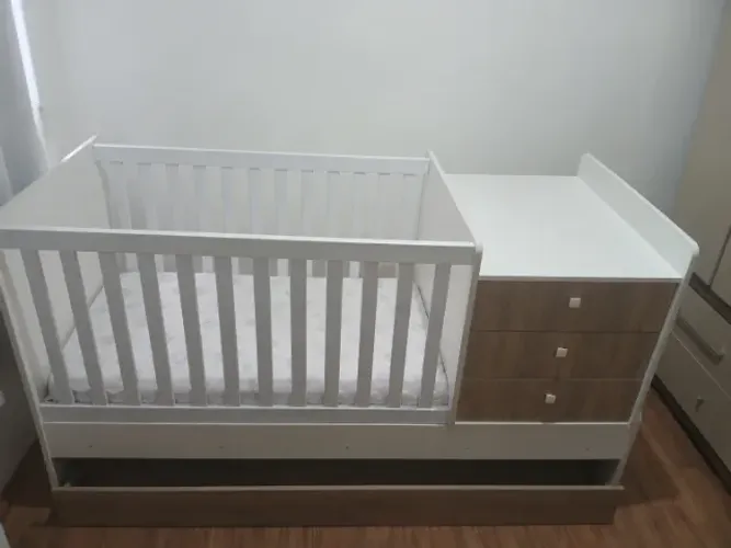 Berço Multifuncional com Cômoda Integrada, Cama Auxiliar e Colchão