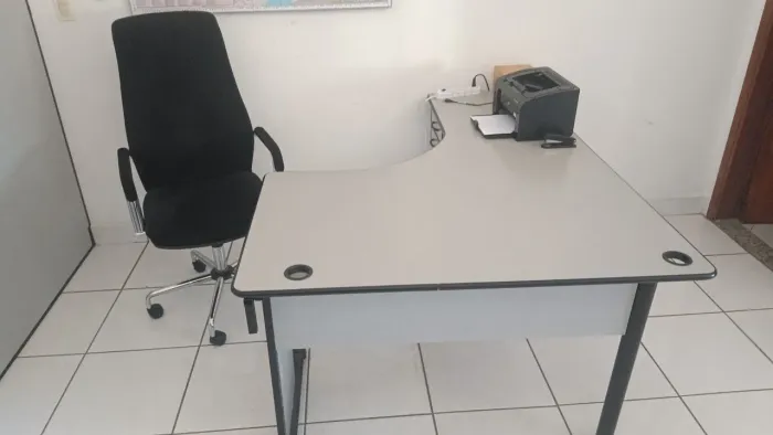 Vendo mesa c cadeira presidente e móvel para armazenamentos diversos. Tudo por 200,00