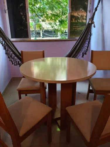 Conjunto de mesa e 4 cadeiras