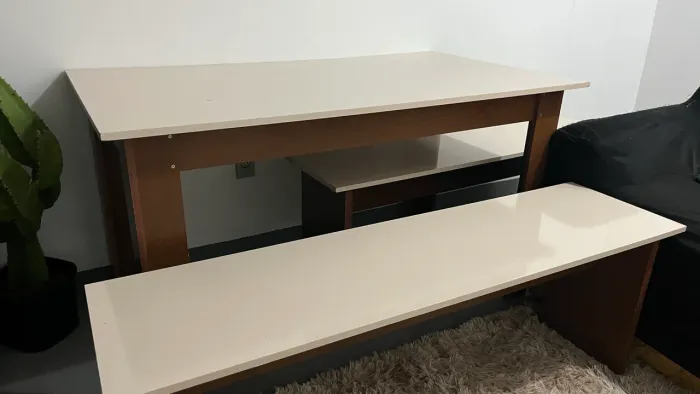 Mesa com bancos
