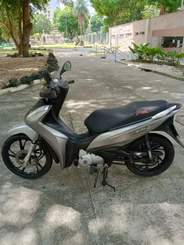 Vendo ou troco Honda Biz 125, ano 2023