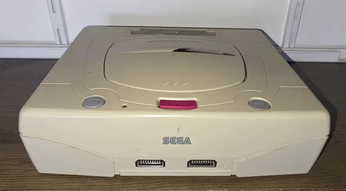 Console Sega Saturn japonês na caixa com Saroo, memory card, jogo e controle IMPECÁVEL