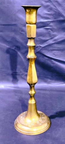 Grande castiçal bronze indiano ricamente cinzelado corpo facetado base redonda